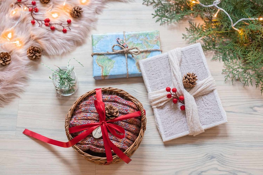 What fabrics work best for sustainable gift wrapping